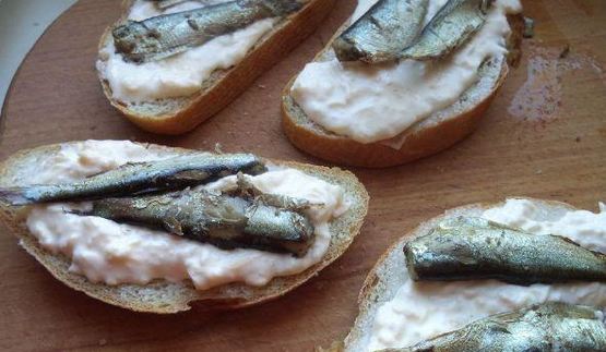 горячие бутерброды со шпротами