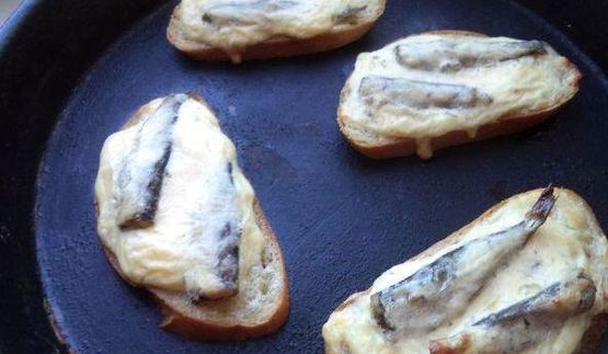 горячие бутерброды со шпротами