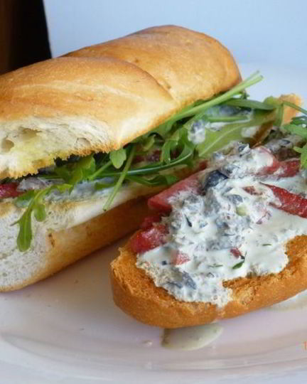 Рецепт горячего бутерброда с колбасой и сметанным соусом