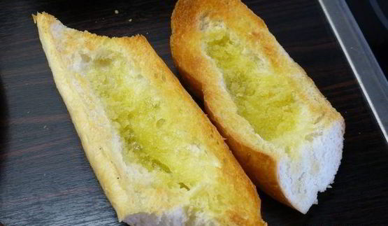 горячий бутерброд с колбасой и сметанным соусом