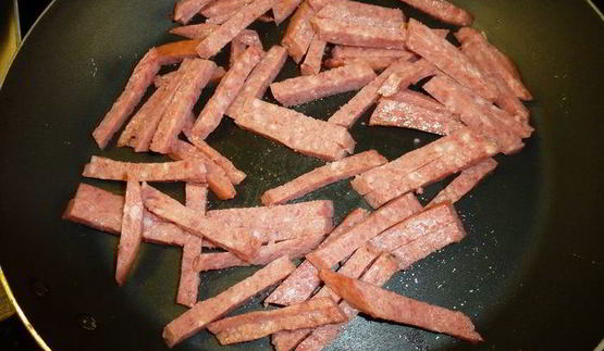 горячий бутерброд с колбасой и сметанным соусом