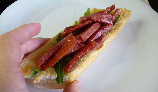 горячий бутерброд с колбасой и сметанным соусом