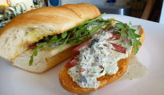 горячий бутерброд с колбасой и сметанным соусом