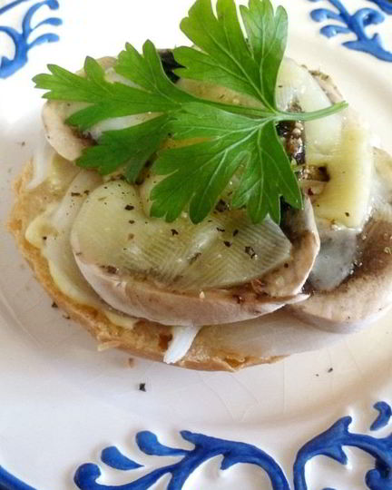 Рецепт горячего бутерброда с шампиньонами