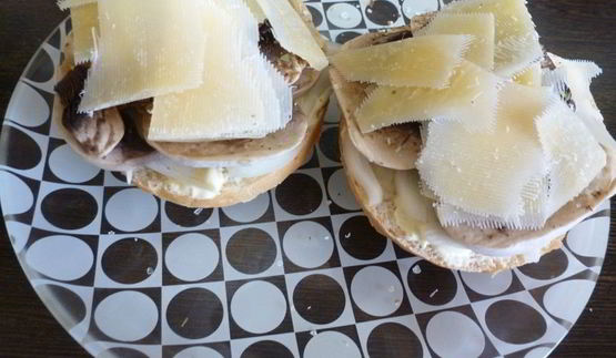 горячий бутерброд с шампиньонами