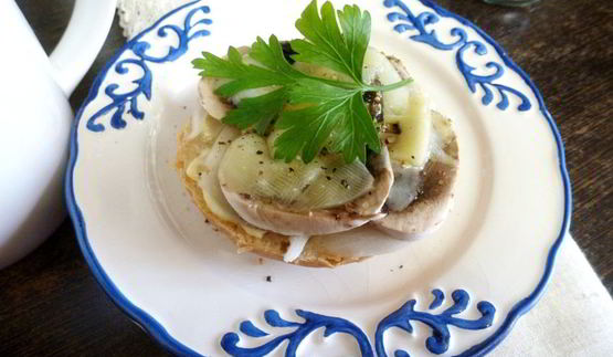 горячий бутерброд с шампиньонами