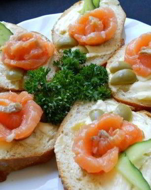 Маленькие бутерброды с семгой