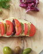 Сытный бутерброд с оливками, томатом и хумусом