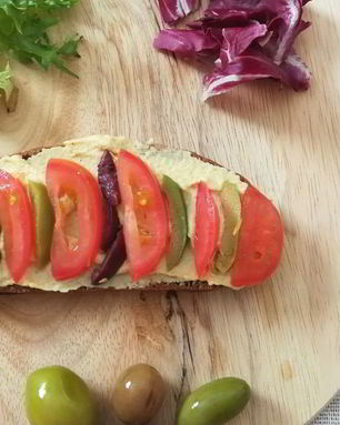 Сытный бутерброд с оливками, томатом и хумусом