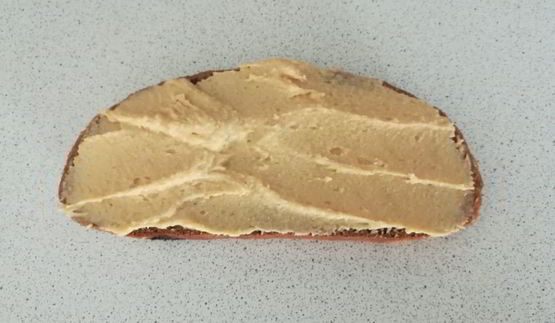 сытный бутерброд с оливками, томатом и хумусом