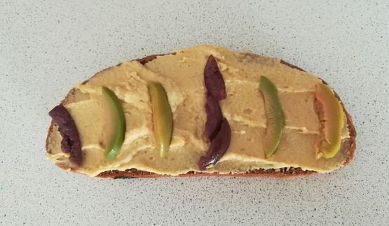 сытный бутерброд с оливками, томатом и хумусом