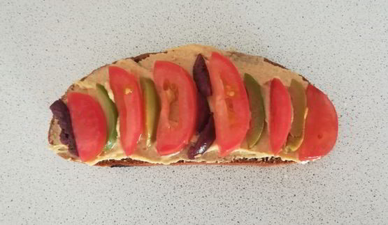 сытный бутерброд с оливками, томатом и хумусом