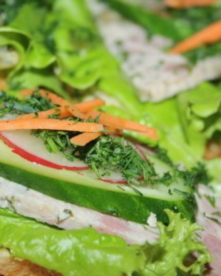 Рецепт ярких бутербродов с домашней ветчиной к завтраку