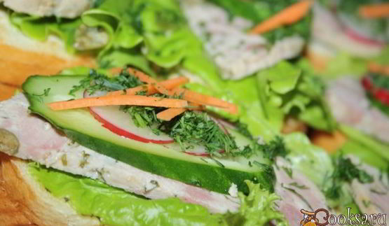 яркие бутерброды с домашней ветчиной к завтраку