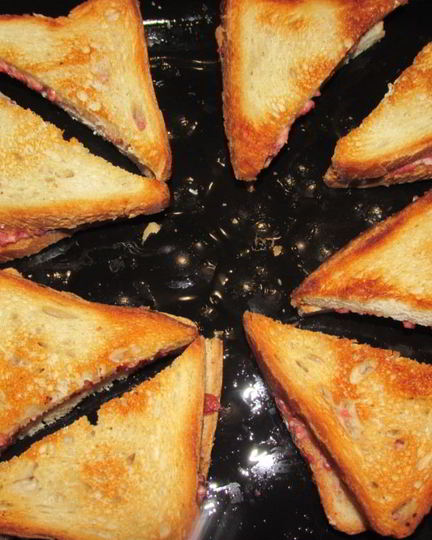 Рецепт закрытых бутербродов с сыром и колбасой