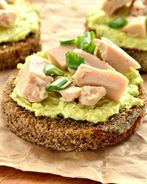 Закусочные бутерброды с муссом из авокадо