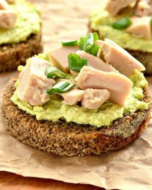 Закусочные бутерброды с муссом из авокадо