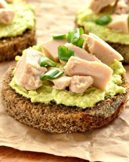 Рецепт закусочных бутербродов с муссом из авокадо