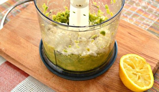 закусочные бутерброды с муссом из авокадо