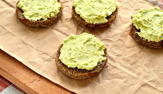 закусочные бутерброды с муссом из авокадо