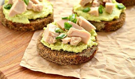 закусочные бутерброды с муссом из авокадо