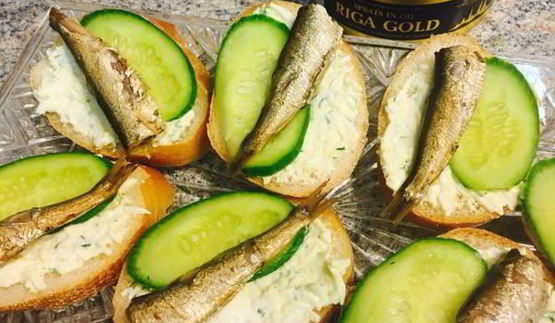 закусочные бутерброды со шпротами