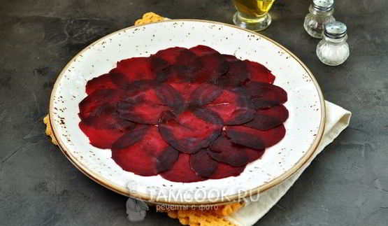 карпаччо из свеклы и голубого сыра