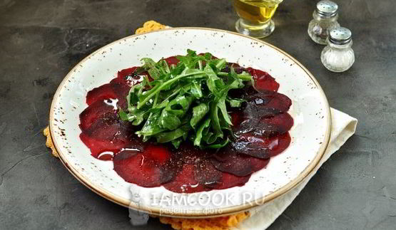 карпаччо из свеклы и голубого сыра
