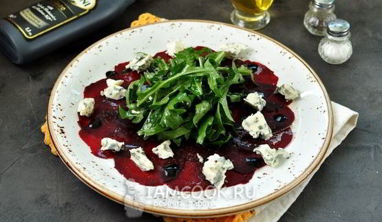 карпаччо из свеклы и голубого сыра