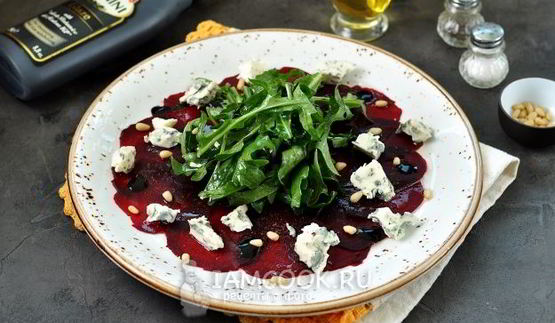 карпаччо из свеклы и голубого сыра