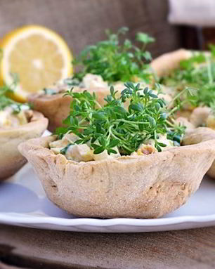 Хрупкие корзинки фаршированные тунцом, яйцами и авокадо