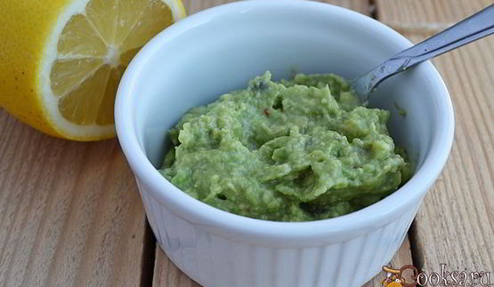 хрупкие корзинки фаршированные тунцом, яйцами и авокадо