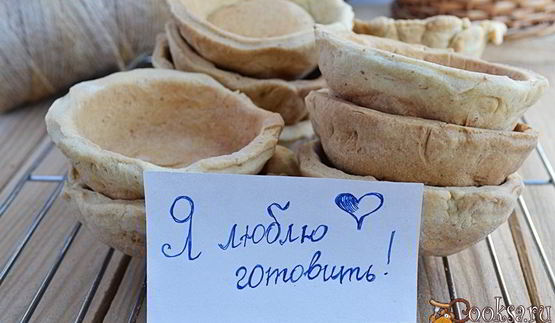 хрупкие корзинки фаршированные тунцом, яйцами и авокадо