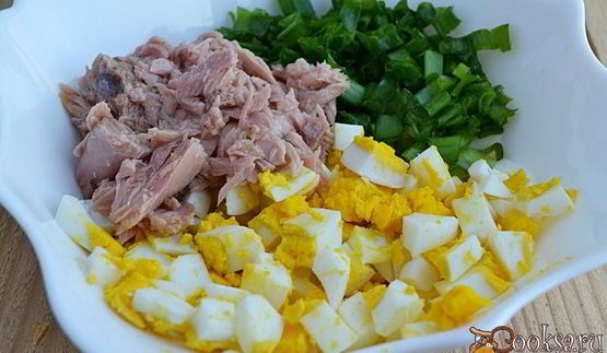 хрупкие корзинки фаршированные тунцом, яйцами и авокадо