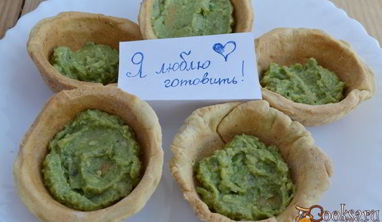 хрупкие корзинки фаршированные тунцом, яйцами и авокадо