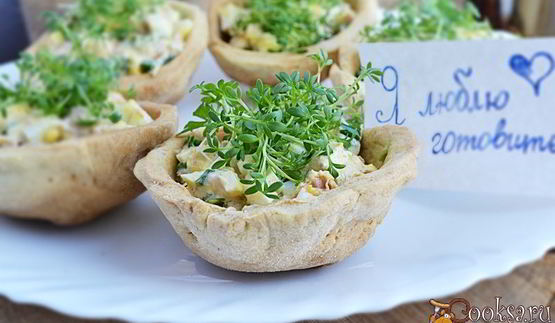 хрупкие корзинки фаршированные тунцом, яйцами и авокадо