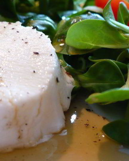 Рецепт козьего сыра с медовой глазурью на салатной подушке