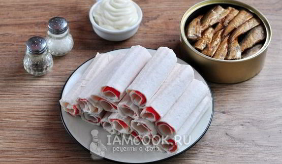 крабовые палочки, фаршированные сыром и шпротами