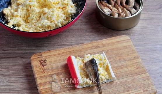 крабовые палочки, фаршированные сыром и шпротами