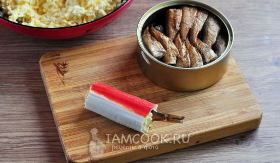 крабовые палочки, фаршированные сыром и шпротами