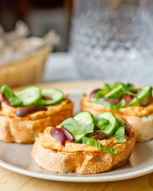 Кростини с хумусом, базиликом и оливками