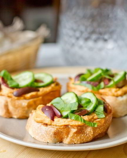 Рецепт кростини с хумусом, базиликом и оливками