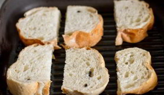 кростини с хумусом, базиликом и оливками