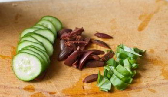 кростини с хумусом, базиликом и оливками