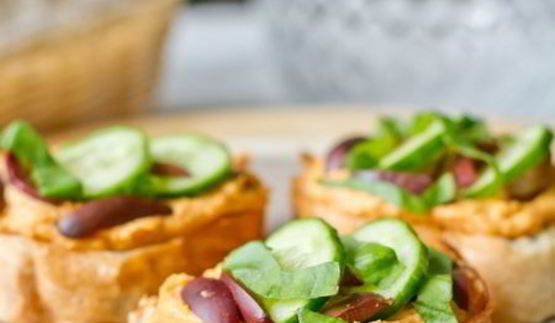 кростини с хумусом, базиликом и оливками