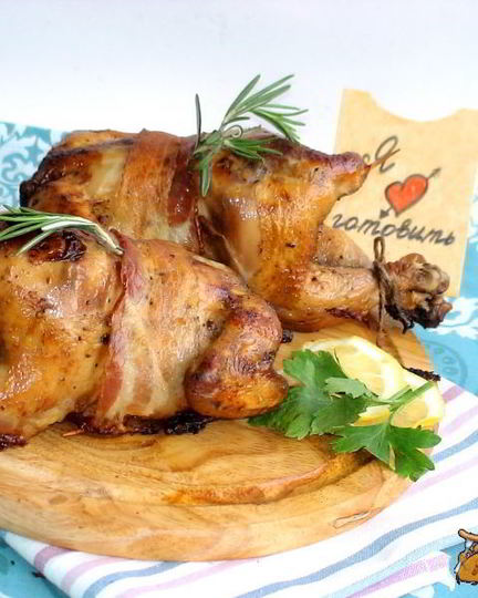 Рецепт курочки, замаринованной в шампанском , запеченная в беконе с вялеными помидорами, оливками и яблоками