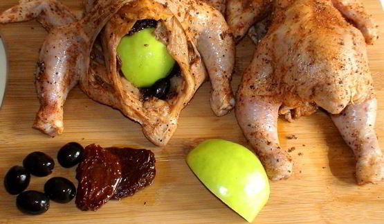 курочка, замаринованная в шампанском , запеченная в беконе с вялеными помидорами, оливками и яблоками