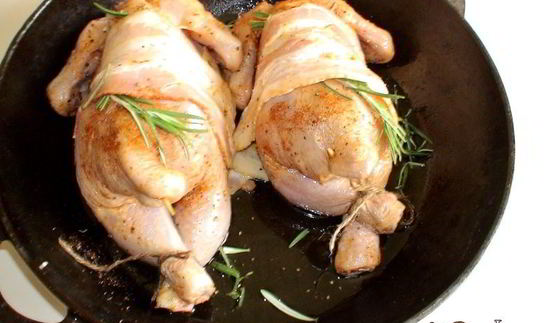 курочка, замаринованная в шампанском , запеченная в беконе с вялеными помидорами, оливками и яблоками