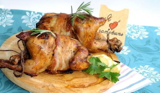 курочка, замаринованная в шампанском , запеченная в беконе с вялеными помидорами, оливками и яблоками