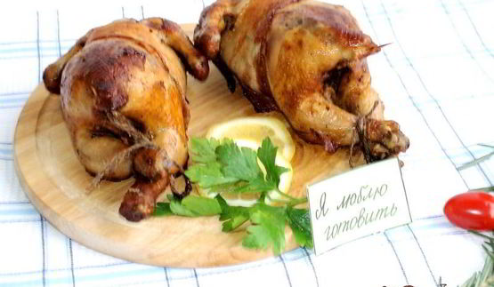 курочка, замаринованная в шампанском , запеченная в беконе с вялеными помидорами, оливками и яблоками